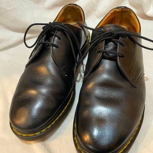 Pristine vintage Dr Martens classic 1461 oxfords.